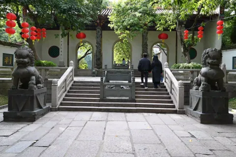 石狮守古刹