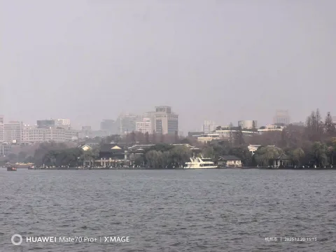 湖景遥望城市楼宇