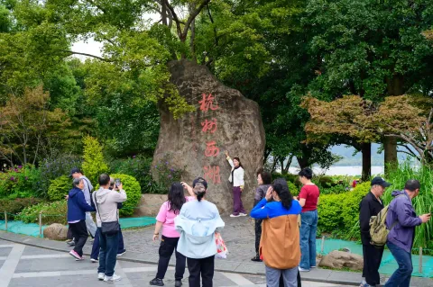 西湖石刻打卡的游人