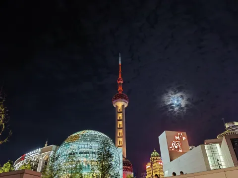 东方明珠与月亮同框