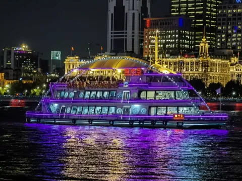 夜晚黄浦江上的游船