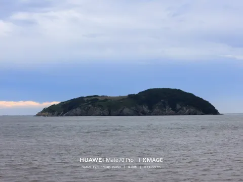 碧波中的小岛