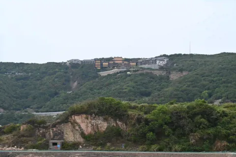 遥望山顶处的灵音禅寺