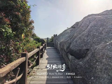 山间木栈道徒步