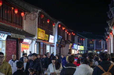 夜间衣裳街拥挤的人流