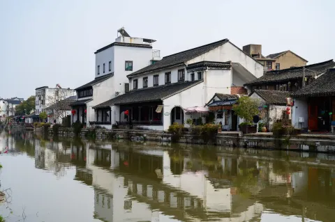 古镇小河两岸景色