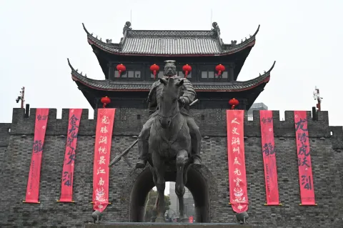 项王骑马铜像