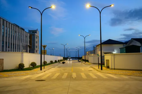 暮色降临，厂区道路路灯次第亮起