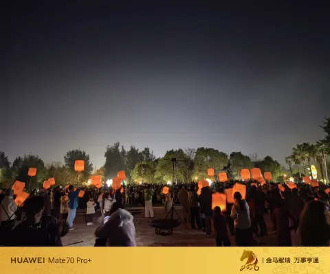 众人放飞孔明灯