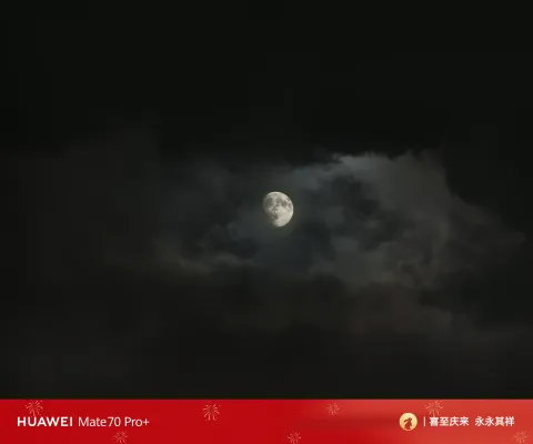 天空中被云朵遮挡的月亮