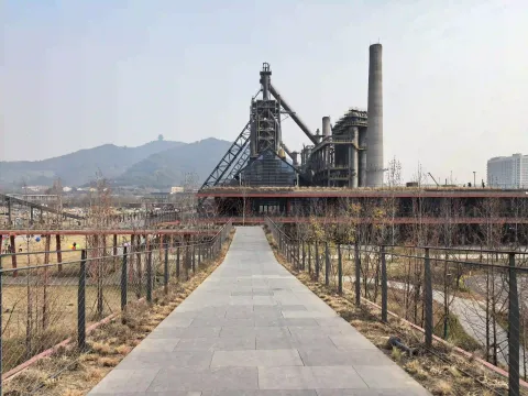 笔直的高空石板步道向前延伸