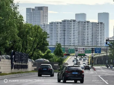 城市道路车流穿梭