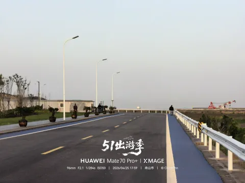 干净的滨海车道与蓝绿步道