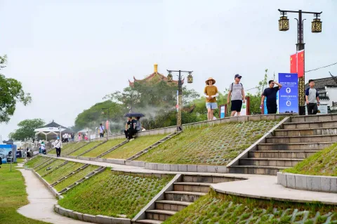海塘长堤游人闲步