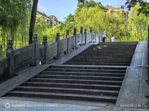 古朴石拱桥层层台阶