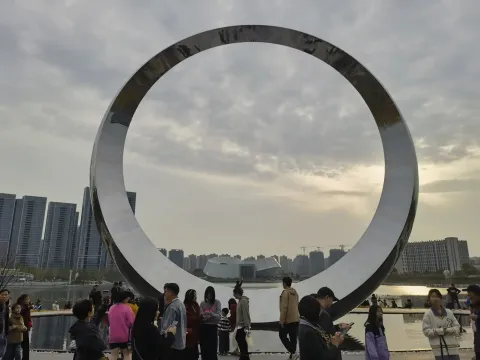 巨型圆环艺术装置