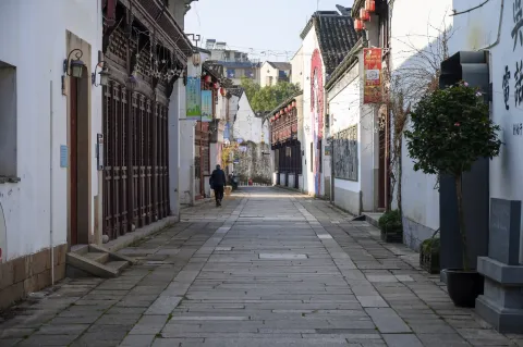红门馆前道路两侧的建筑