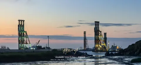 暮色海上工程船