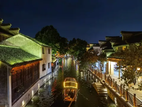 夜晚的南浔古镇，小河两侧的景色