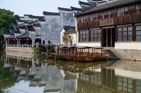 古镇小河两岸景色