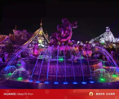 夜幕下流光交织的喷泉
