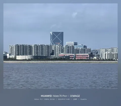 越过海面远眺滨海的临港新城