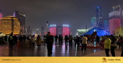 城市阳台夜色游人如织