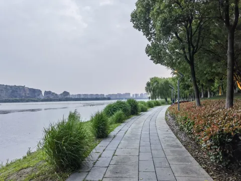湖边的行人走道