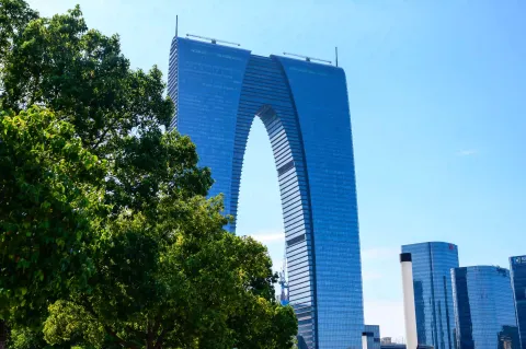 仰拍东方之门，苏州地标