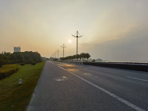 即将日落下的环太湖路