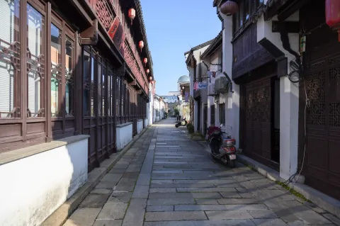 红门馆前道路两侧的建筑