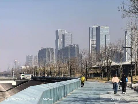 漫步在沿江绿道上