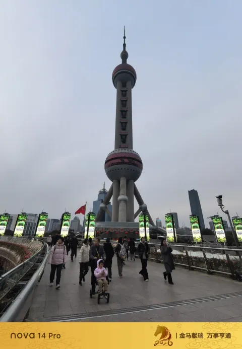 明珠塔下，天桥游人漫步