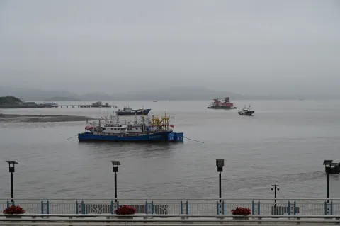 码头前方的海面