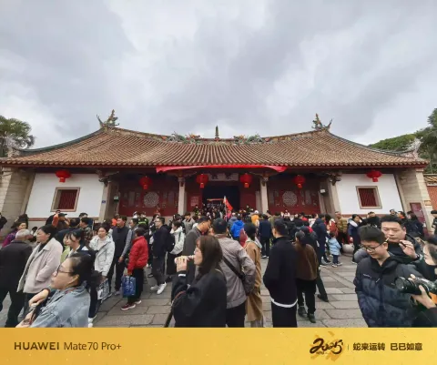 千年古寺游客云集