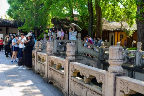 石栏听风，游人往来
