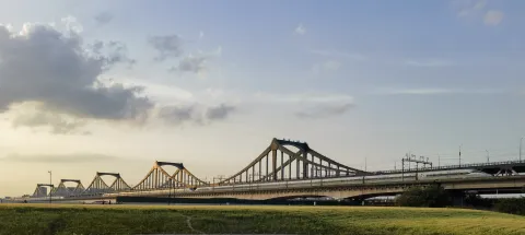 疾驰的高铁列车