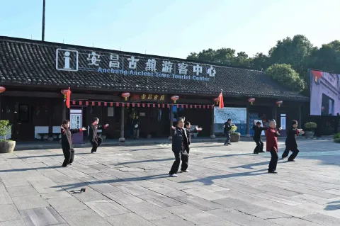 游客中心空地上打太极的人