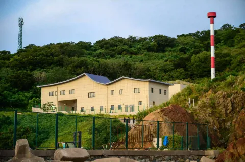 山边两层建筑