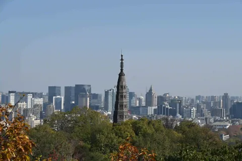 保俶塔与城市背景
