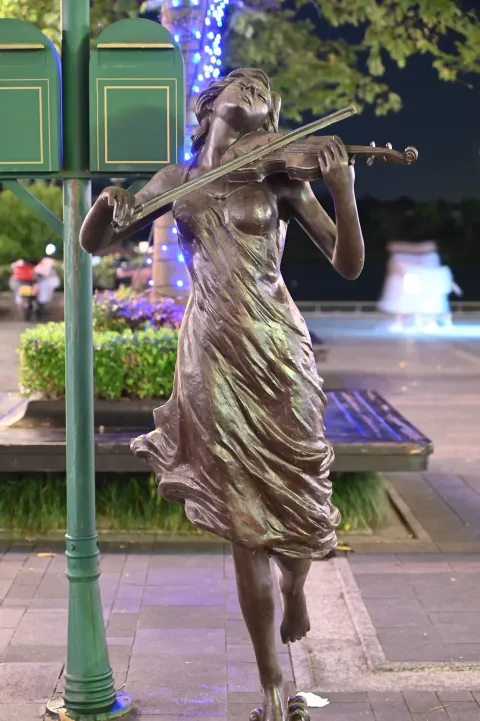 拉小提琴的姑娘