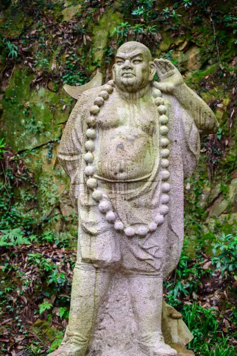 鲁智深石雕像