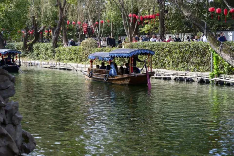 小河里的手摇船