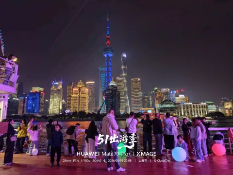 游船甲板观景人群
