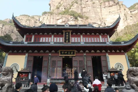 大雄宝殿前上香的游客