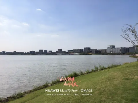 滴水湖边远望对岸新城楼宇