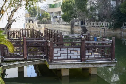 河上的木质走道
