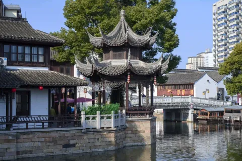 苕梁桥边的八角亭