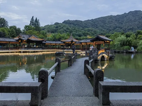 湘湖绿道廊架石板桥