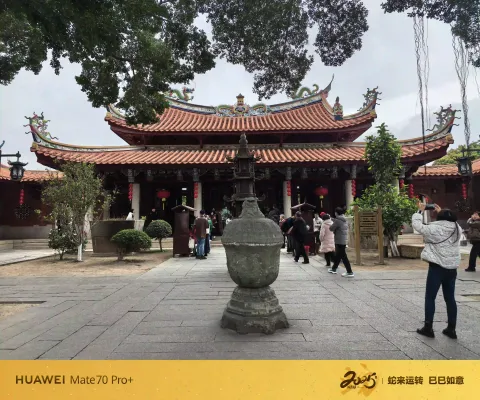 古鼎静立，烟火漫染禅寺